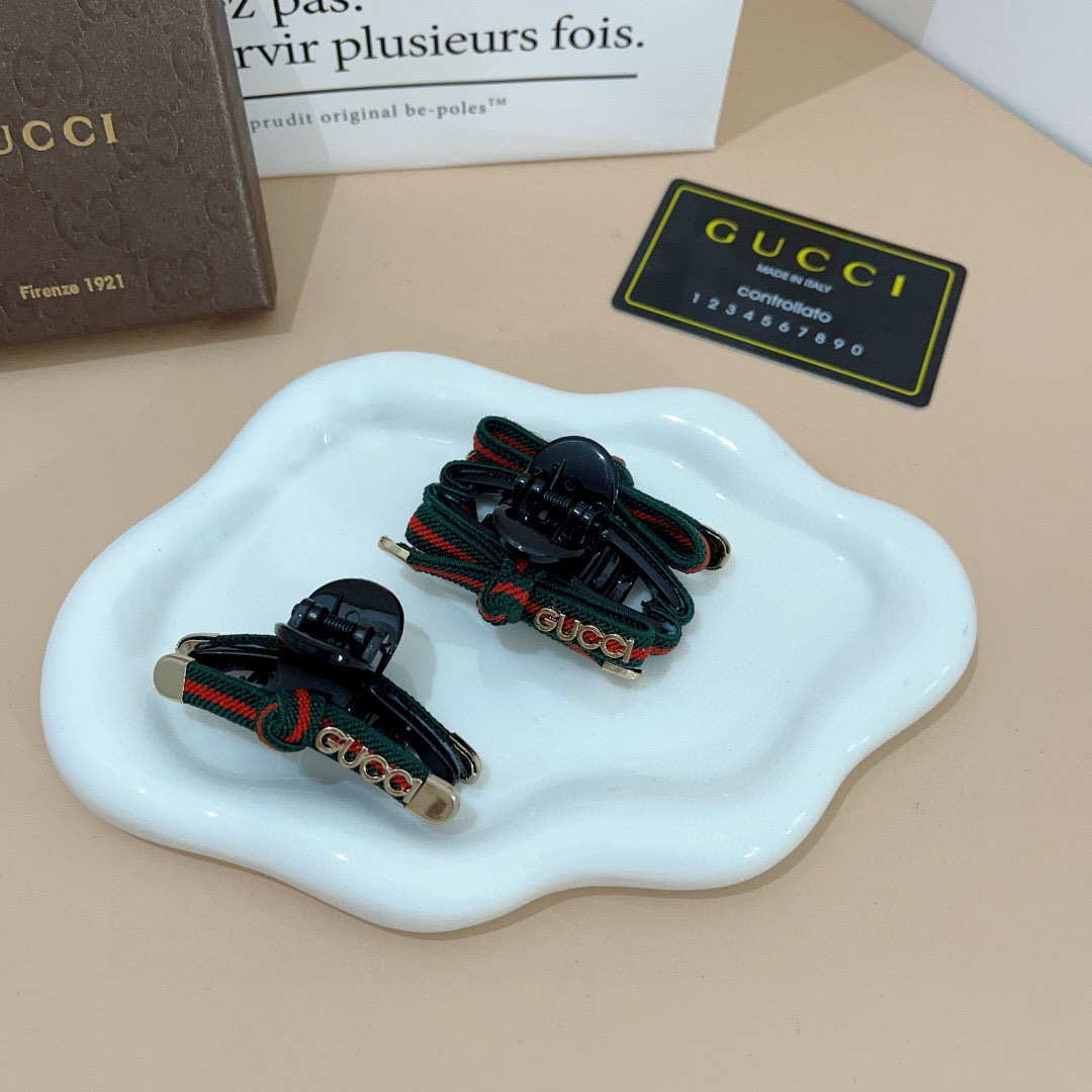 配包装 单个
Gucci （古奇） 专柜新款发夹，经典甜美公主风 大牌高级感抓夹。超精致，网红爆款！