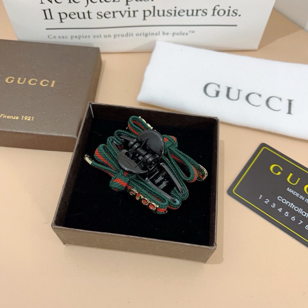 配包装 单个
Gucci （古奇） 专柜新款发夹，经典甜美公主风 大牌高级感抓夹。超精致，网红爆款！