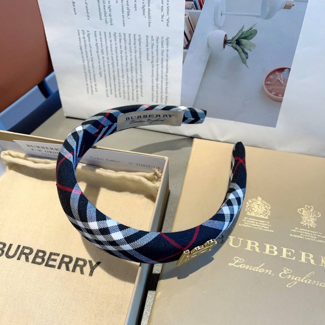 配包装
巴宝莉BURBERRY 秋冬经典新款发箍，客供面料 🎀细节全部实拍！非常耐看又百搭、适合各种场合