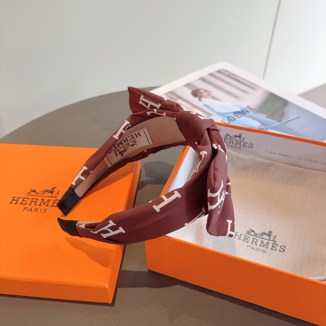 配包装
Hermes（爱马仕）  火爆定制款蝴蝶结发箍，网红同款头箍、  进口真丝面料！
