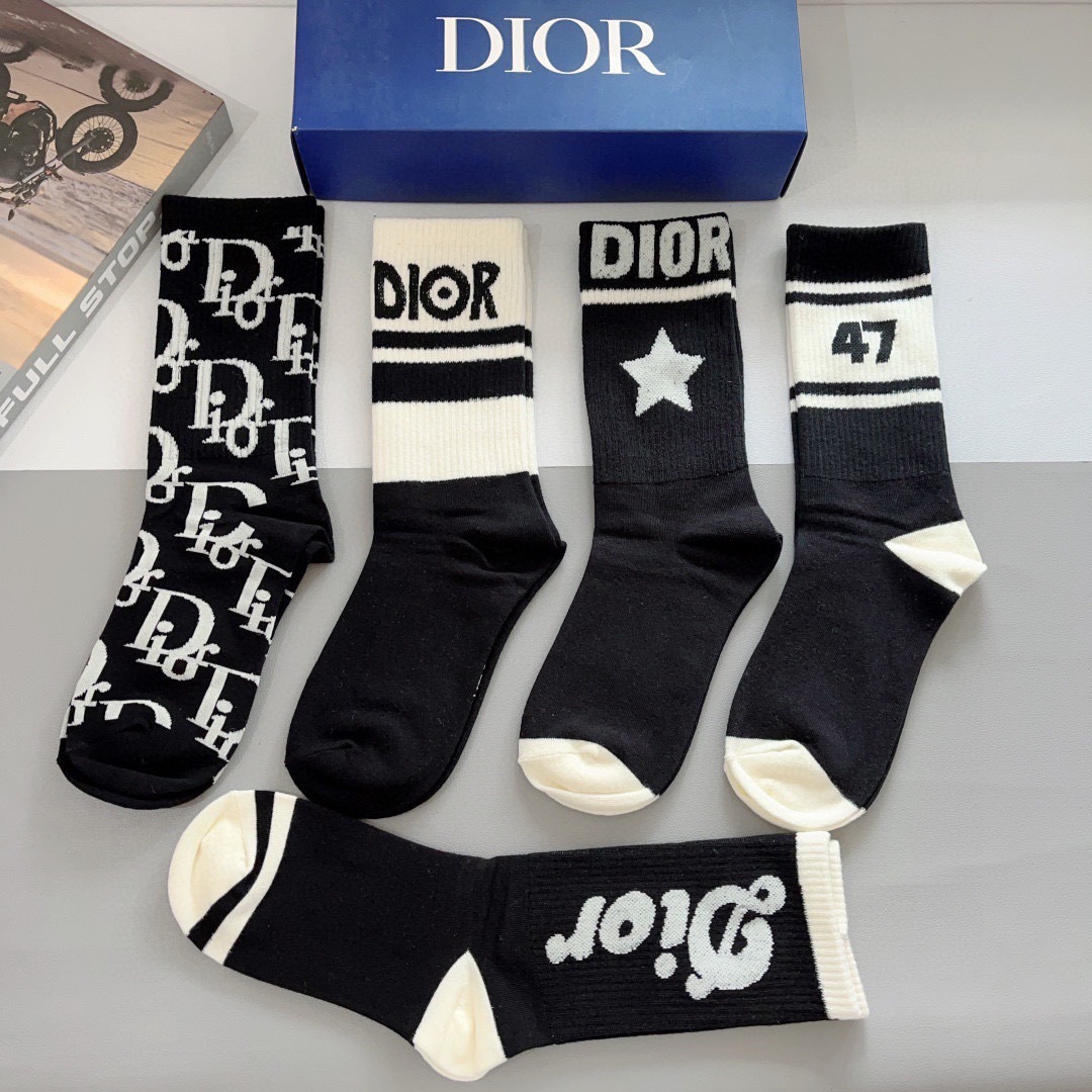 配包装（一盒5双）
Dior 迪奥 新款字母罗口长筒袜子！爆款字母专柜同步长筒袜，💛大牌出街，潮人必备🔥