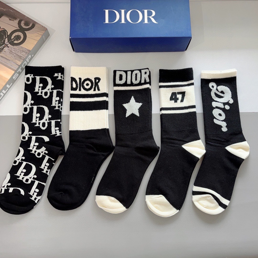 配包装（一盒5双）
Dior 迪奥 新款字母罗口长筒袜子！爆款字母专柜同步长筒袜，💛大牌出街，潮人必备🔥