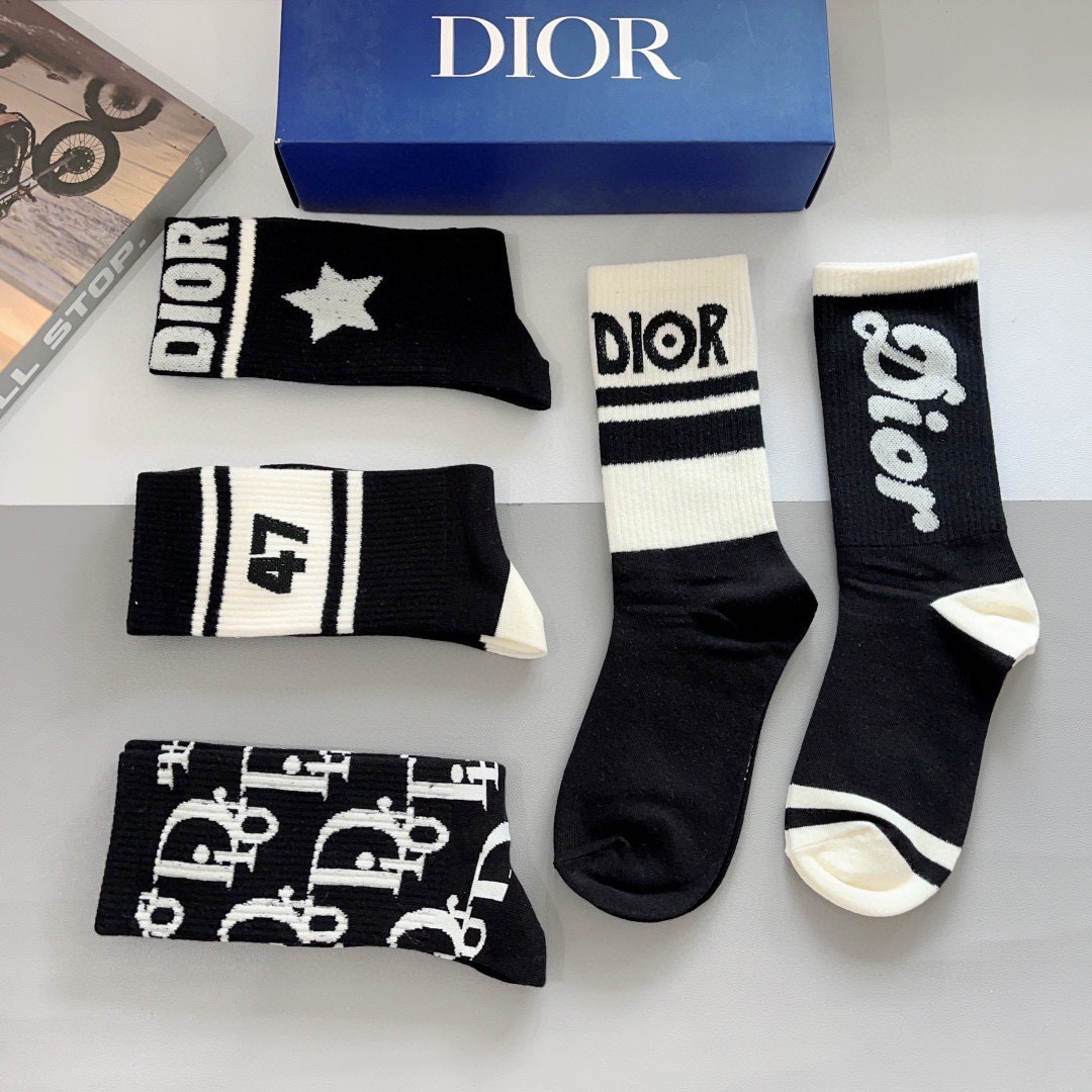 配包装（一盒5双）
Dior 迪奥 新款字母罗口长筒袜子！爆款字母专柜同步长筒袜，💛大牌出街，潮人必备🔥
