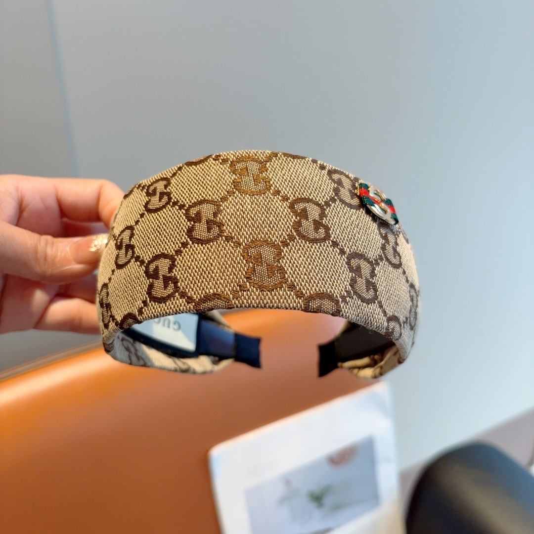 配包装
Gucci(古奇) 高版本新款经典字母宽版发箍,专柜品质 让你的魅力绽放 清新淑女范让时尚更简单