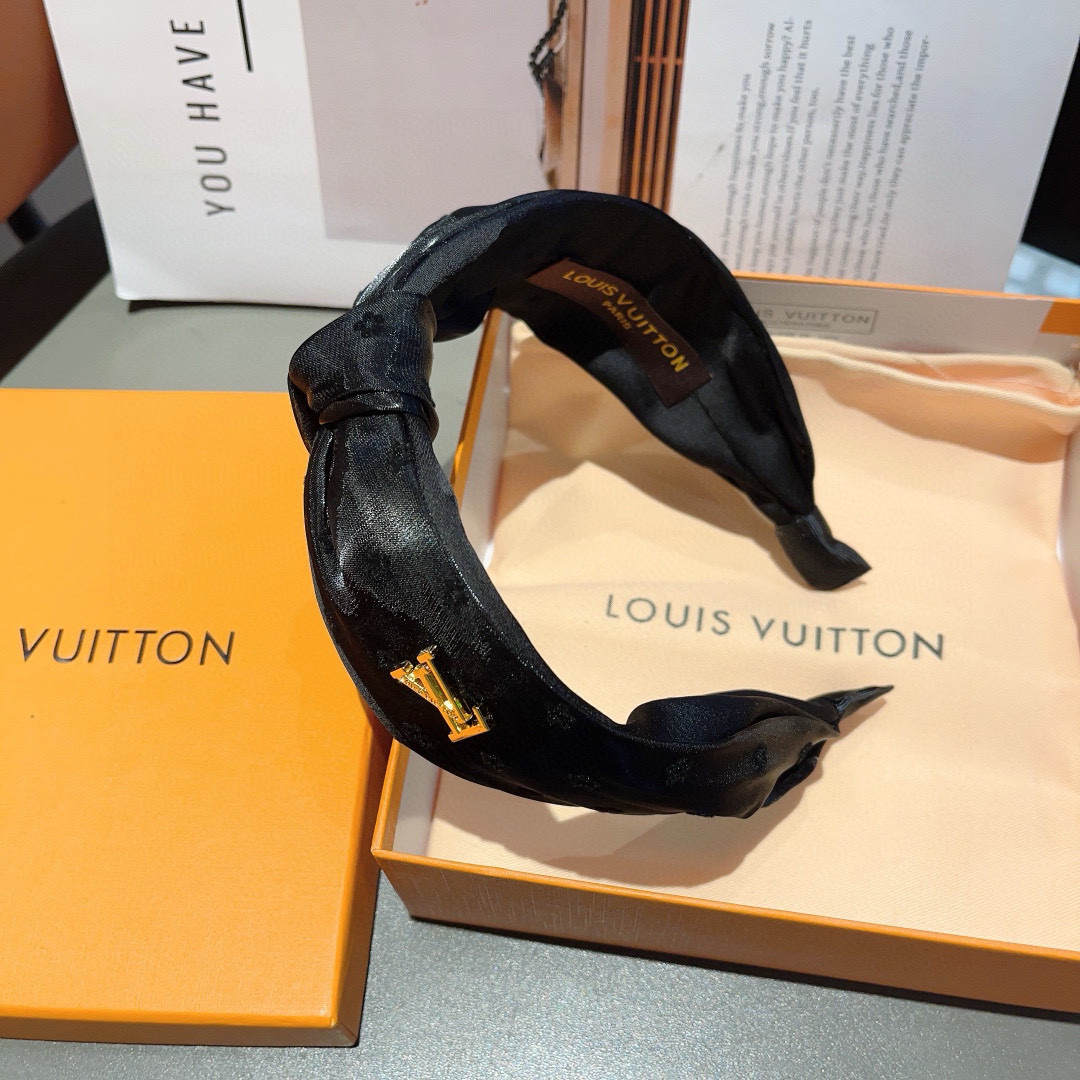 配包装
LV 路易威登 火爆新款绸面料宽版发箍，时尚头箍，专柜最最新款来袭💕时尚百搭，女神必入  ！