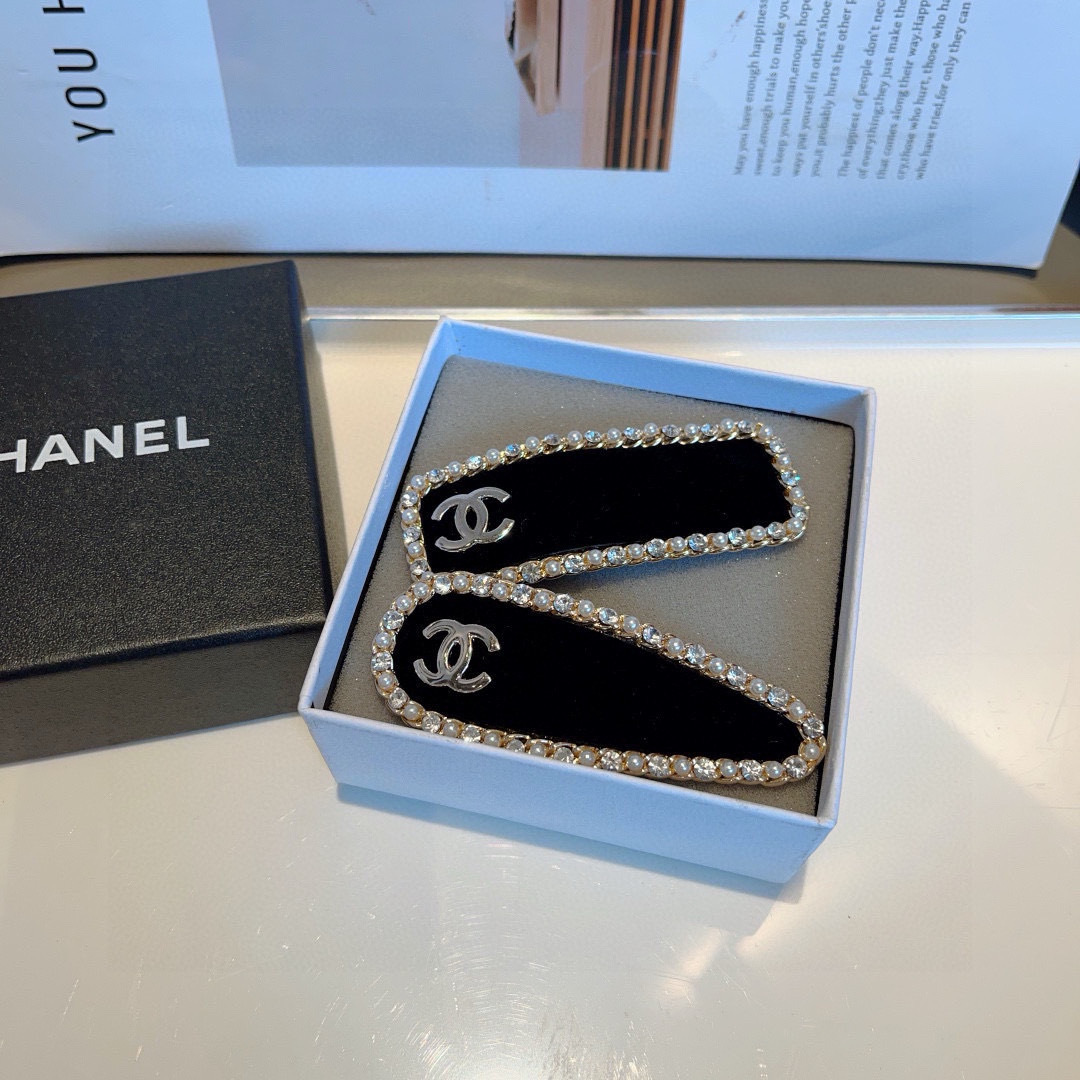 配包装 （一对）
CHANEL （香奈儿） 高端新款植绒水钻珍珠气质发夹BB夹、经典字母logo边夹刘海