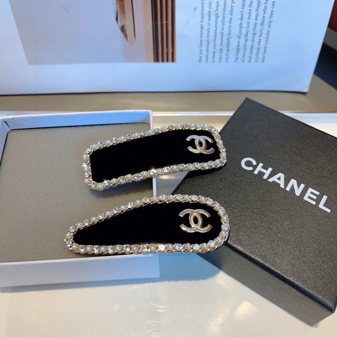 配包装 （一对）
CHANEL （香奈儿） 高端新款植绒水钻珍珠气质发夹BB夹、经典字母logo边夹刘海