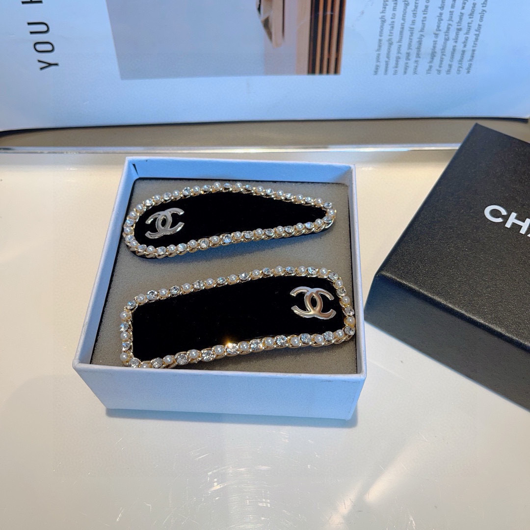配包装 （一对）
CHANEL （香奈儿） 高端新款植绒水钻珍珠气质发夹BB夹、经典字母logo边夹刘海