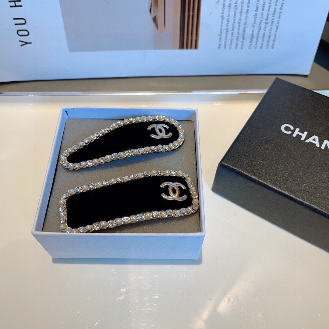配包装 （一对）
CHANEL （香奈儿） 高端新款植绒水钻珍珠气质发夹BB夹、经典字母logo边夹刘海