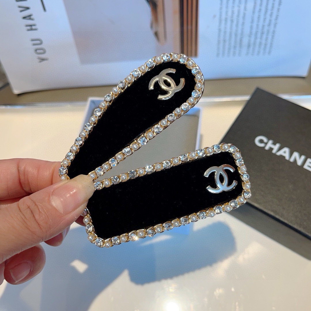 配包装 （一对）
CHANEL （香奈儿） 高端新款植绒水钻珍珠气质发夹BB夹、经典字母logo边夹刘海