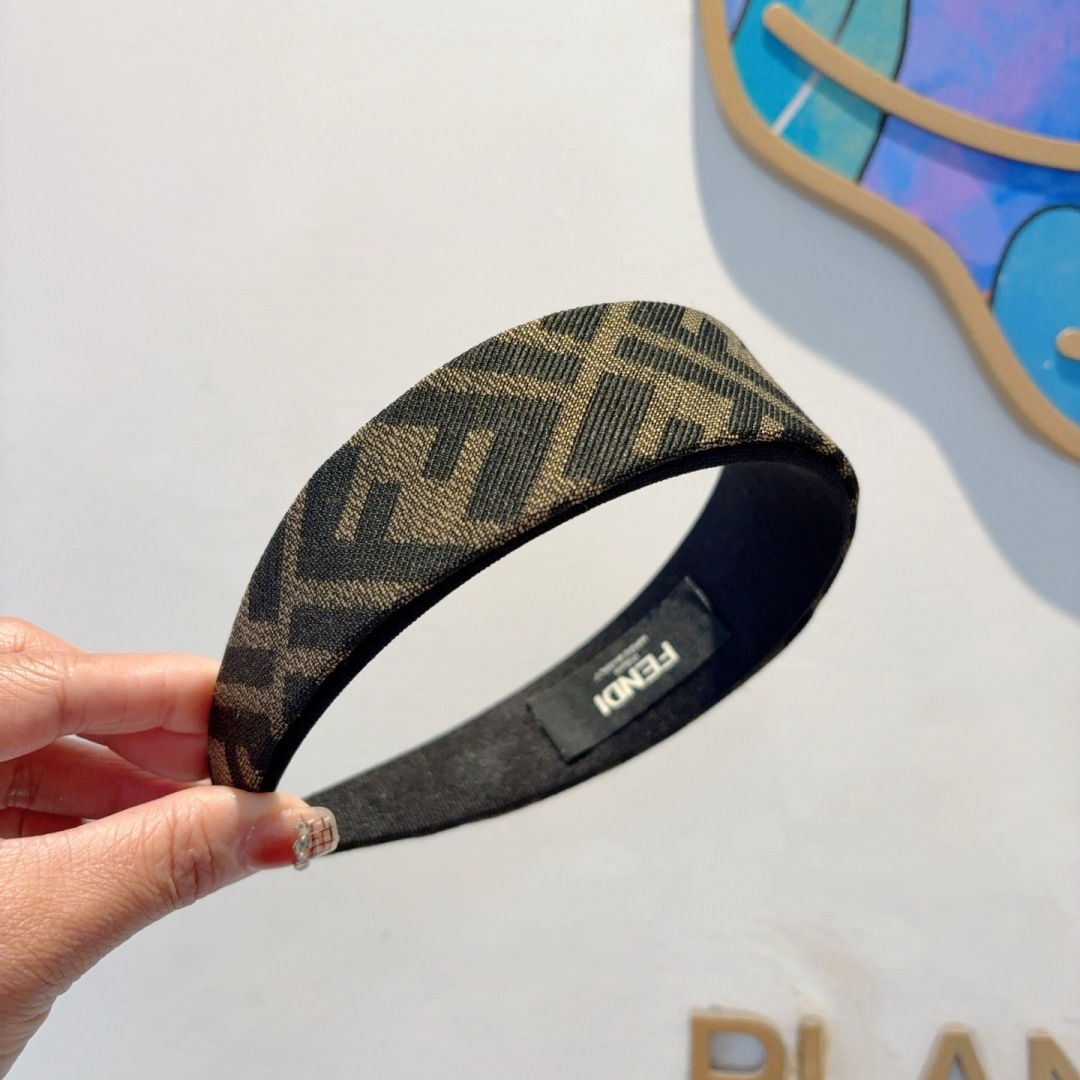 配包装
FENDI（芬迪） 高版本新款经典字母宽版发箍,专柜品质 让你的魅力绽放 清新淑女范让时尚更简单