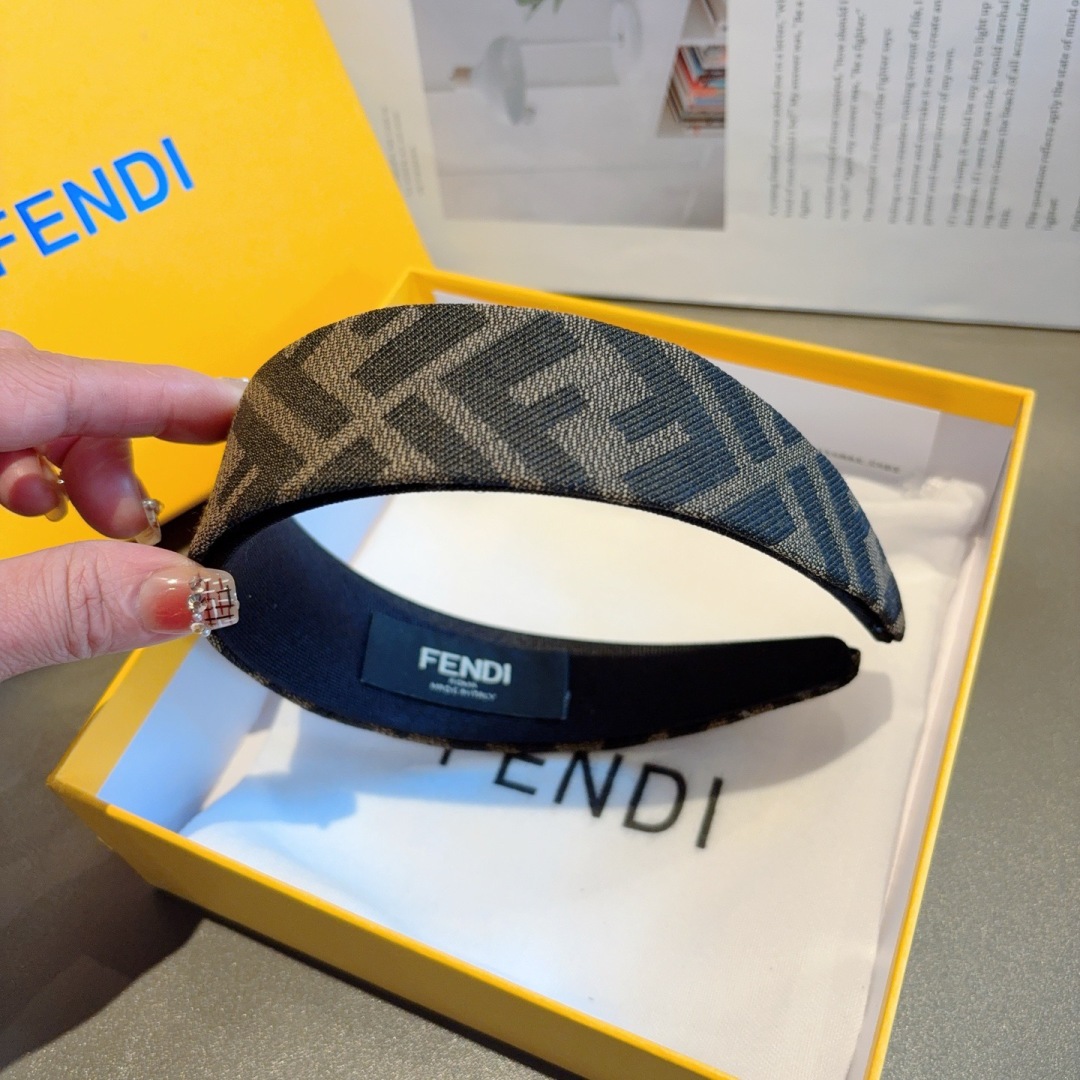 配包装
FENDI（芬迪） 高版本新款经典字母宽版发箍,专柜品质 让你的魅力绽放 清新淑女范让时尚更简单