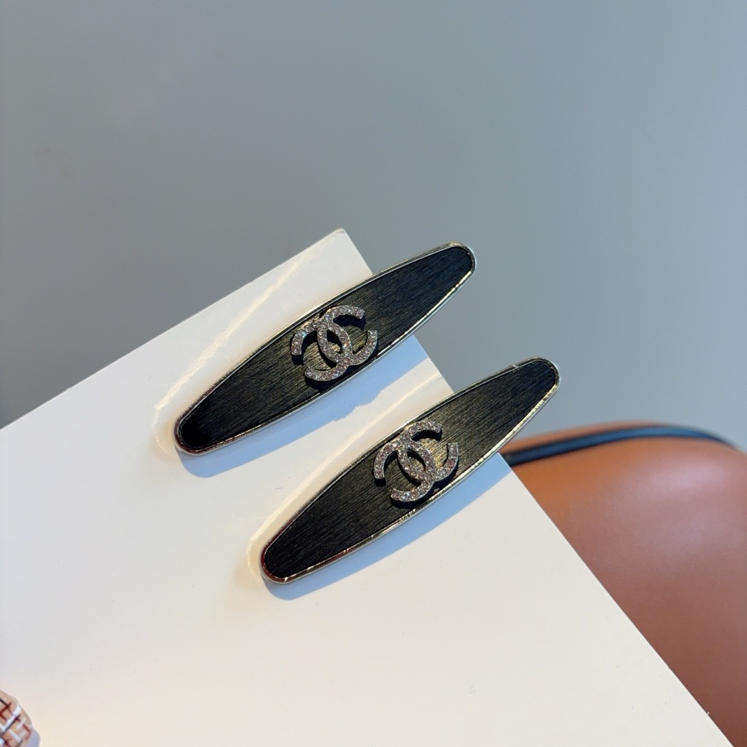 配包装 （一对）
CHANEL（香奈儿） 新款小香风金属高级感BB夹、经典字母logo边夹刘海夹发饰， 