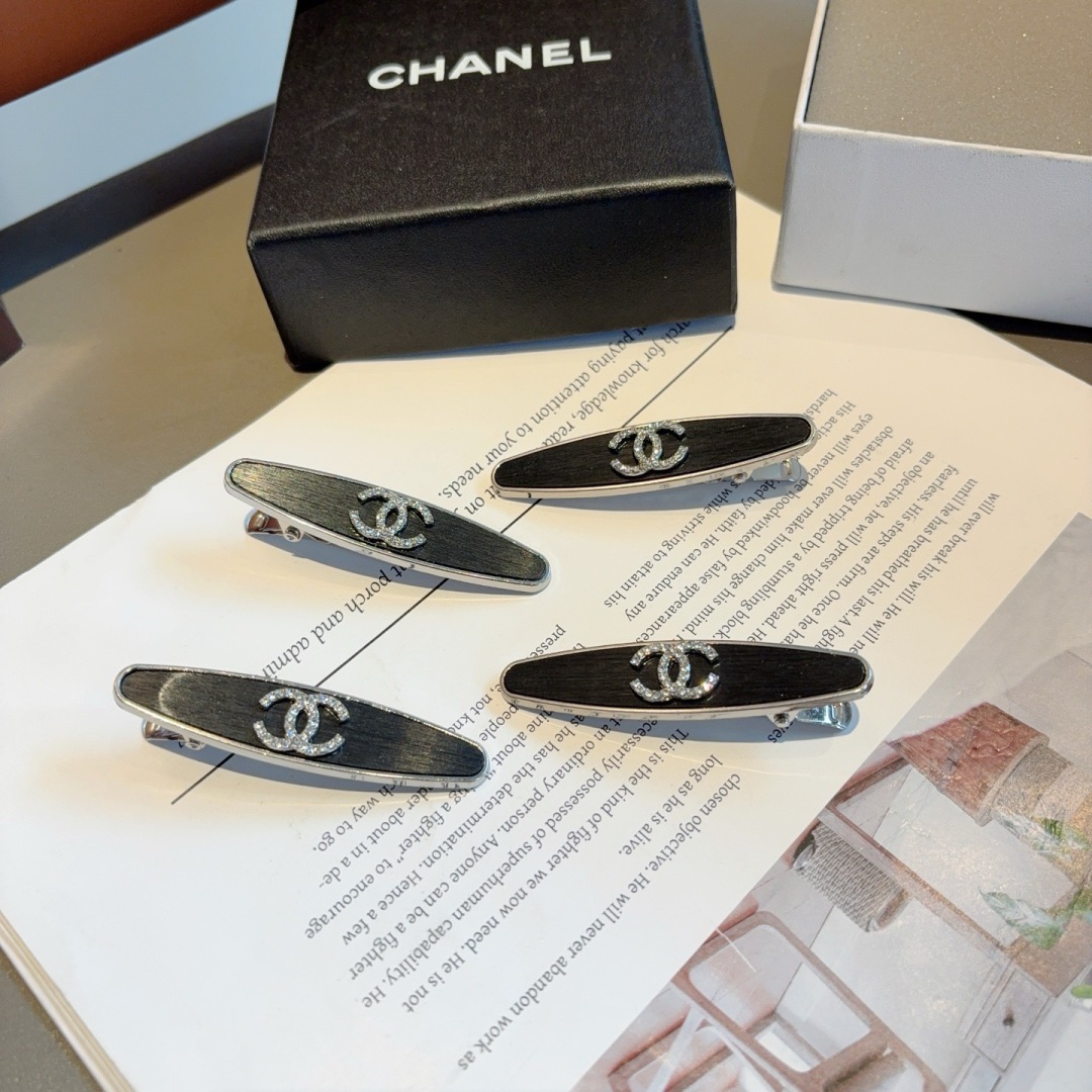 配包装 （一对）
CHANEL（香奈儿） 新款小香风金属高级感BB夹、经典字母logo边夹刘海夹发饰， 