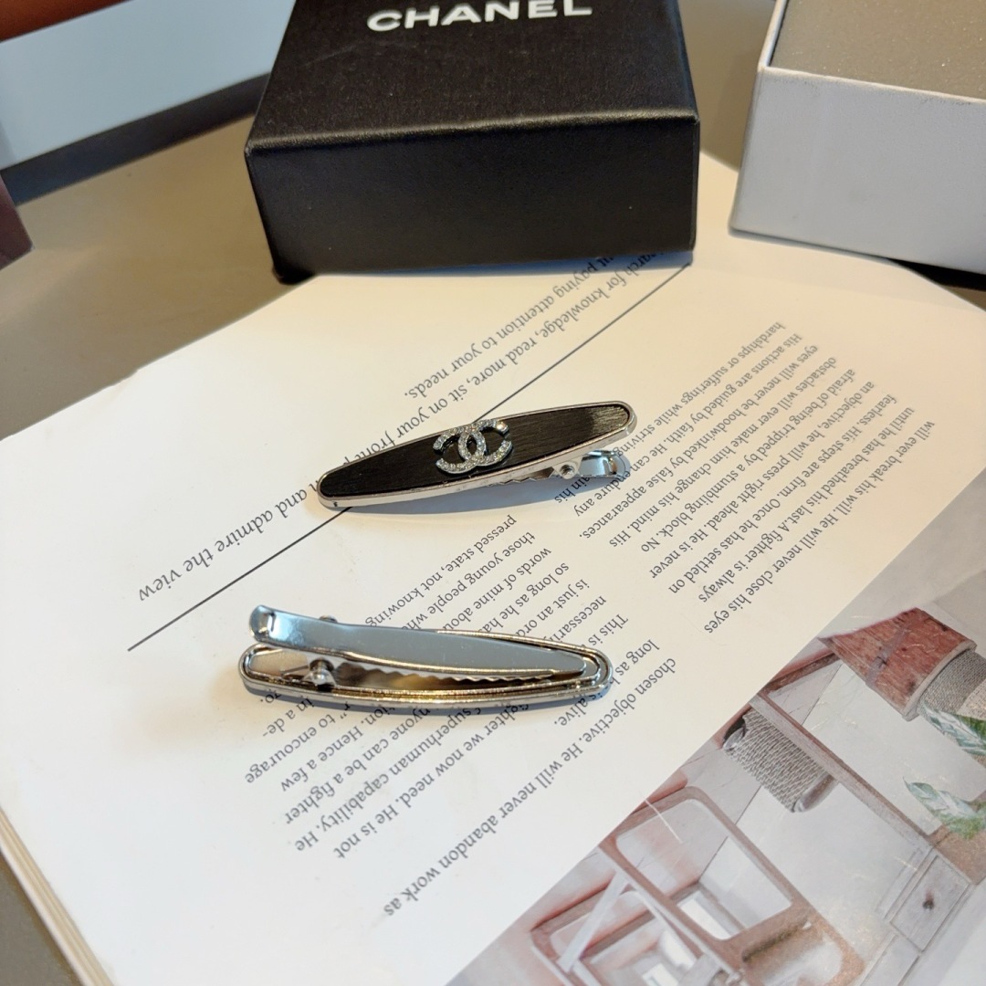 配包装 （一对）
CHANEL（香奈儿） 新款小香风金属高级感BB夹、经典字母logo边夹刘海夹发饰， 
