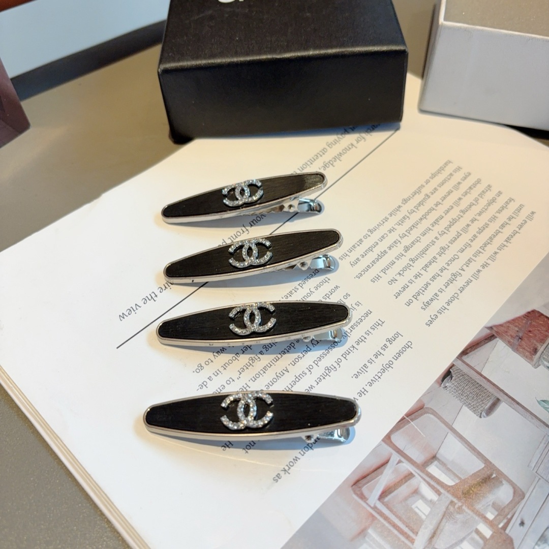 配包装 （一对）
CHANEL（香奈儿） 新款小香风金属高级感BB夹、经典字母logo边夹刘海夹发饰， 