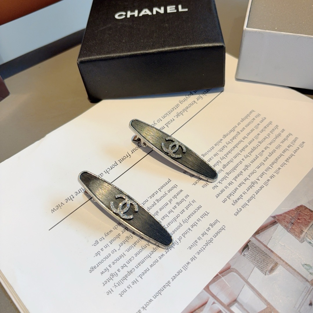 配包装 （一对）
CHANEL（香奈儿） 新款小香风金属高级感BB夹、经典字母logo边夹刘海夹发饰， 