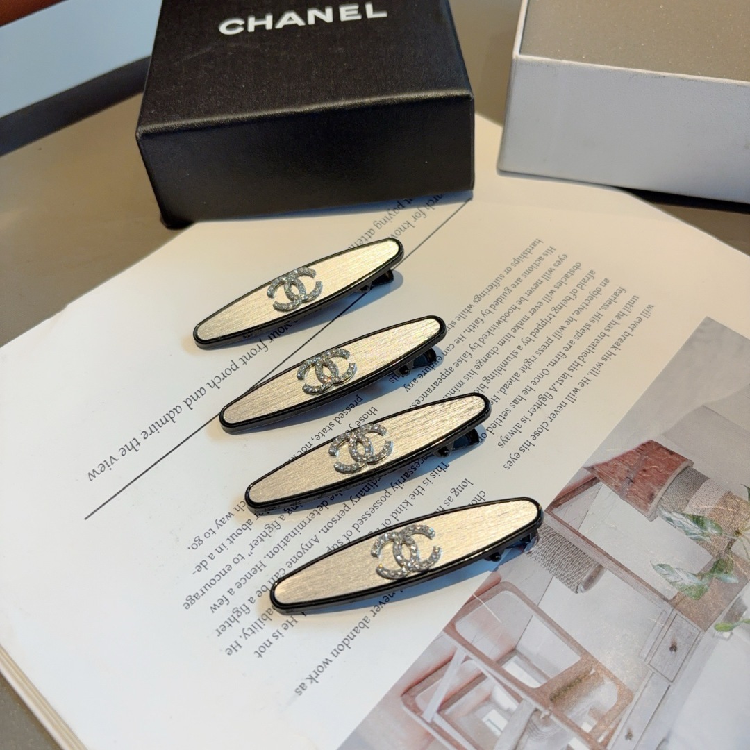 配包装 （一对）
CHANEL（香奈儿） 新款小香风金属高级感BB夹、经典字母logo边夹刘海夹发饰， 