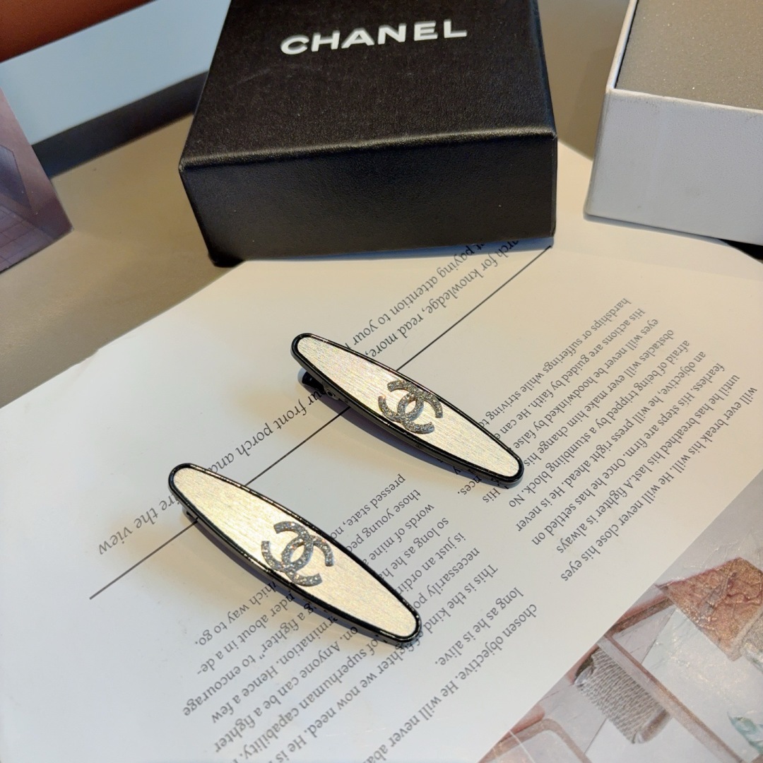 配包装 （一对）
CHANEL（香奈儿） 新款小香风金属高级感BB夹、经典字母logo边夹刘海夹发饰， 