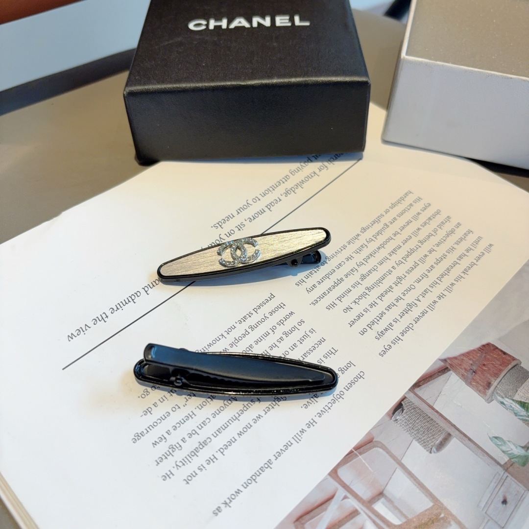 配包装 （一对）
CHANEL（香奈儿） 新款小香风金属高级感BB夹、经典字母logo边夹刘海夹发饰， 