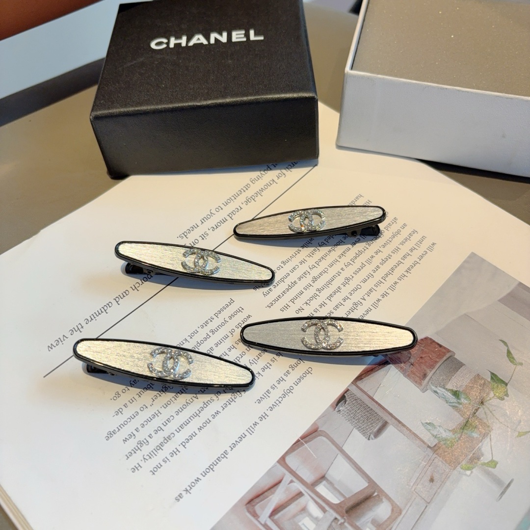 配包装 （一对）
CHANEL（香奈儿） 新款小香风金属高级感BB夹、经典字母logo边夹刘海夹发饰， 