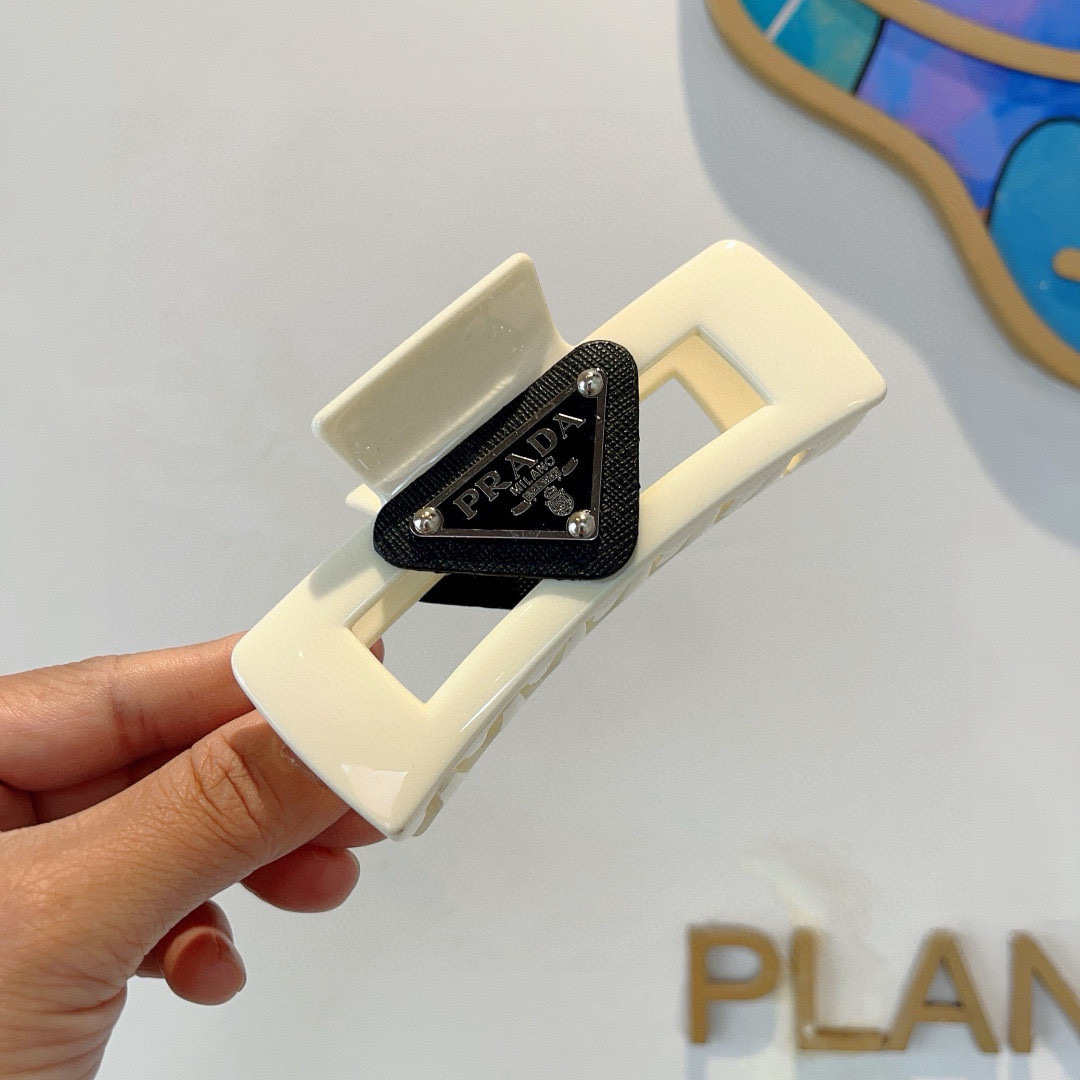 配包装
PRADA （普拉达） 欧美新款潮流抓夹，明星同款 女神必备单品，非常百搭，时尚发夹， 戴上它满