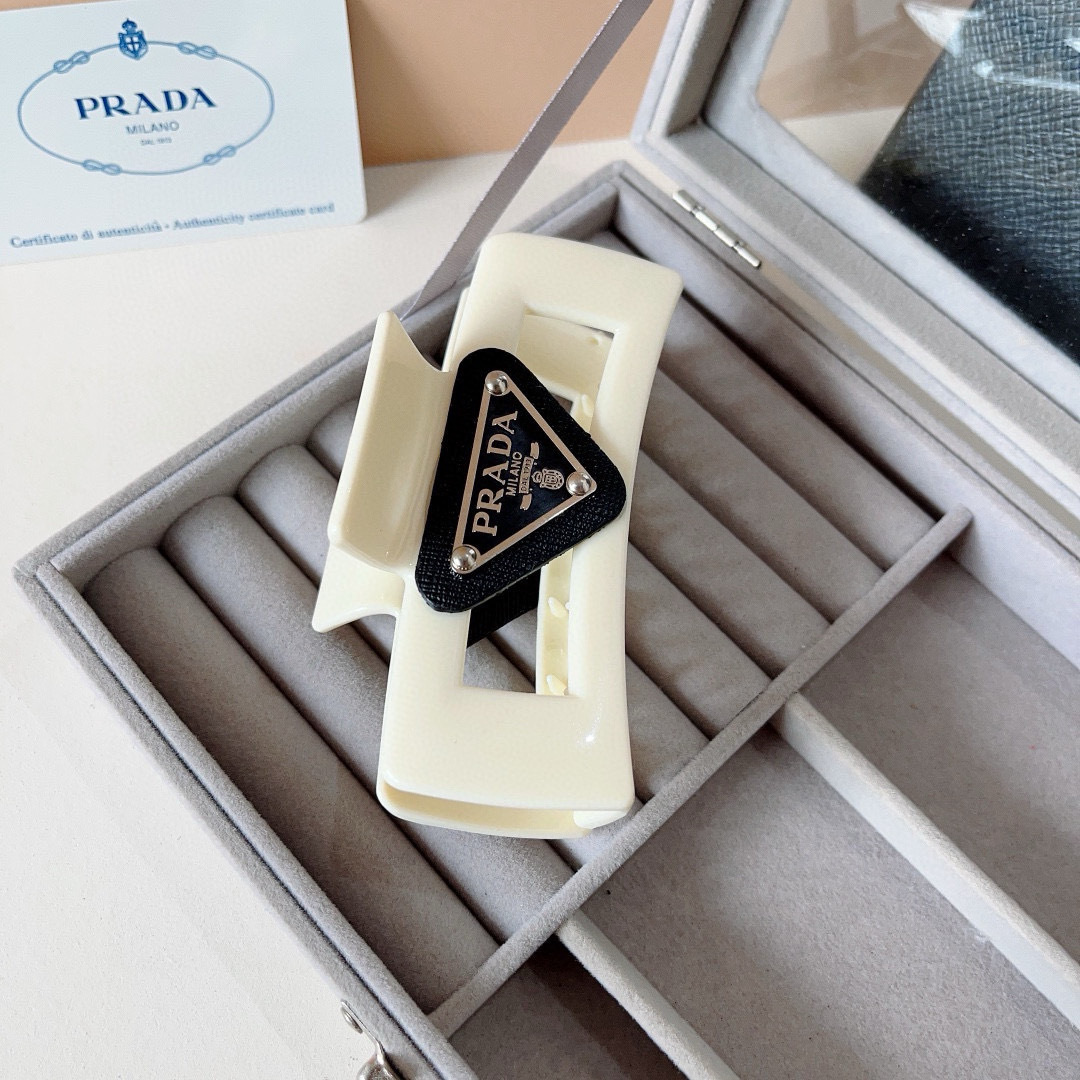 配包装
PRADA （普拉达） 欧美新款潮流抓夹，明星同款 女神必备单品，非常百搭，时尚发夹， 戴上它满
