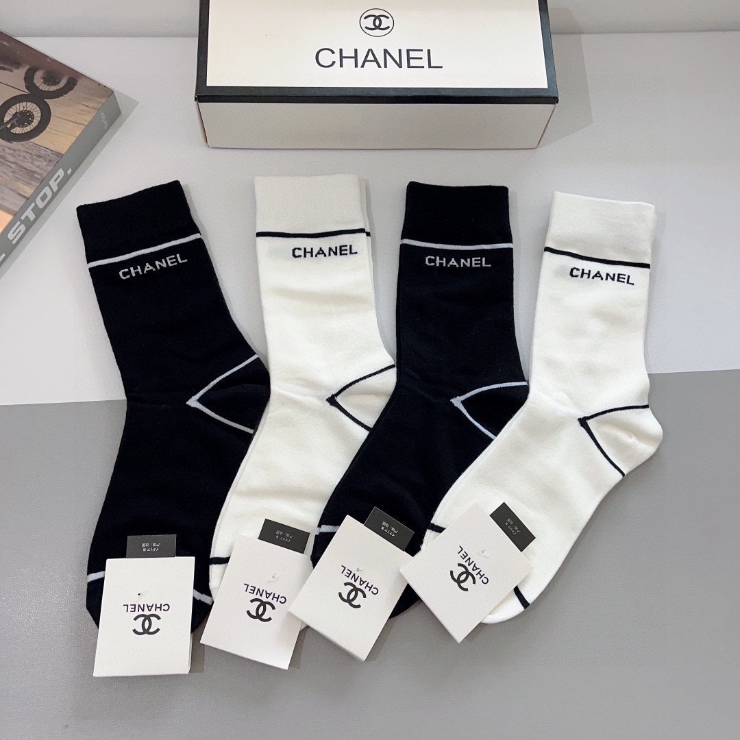 配包装（一盒4双）
CHANEL 香奈儿经典袜子❗️高版本纯棉材质柔软，秒杀市场普通货，经典的双C图案l