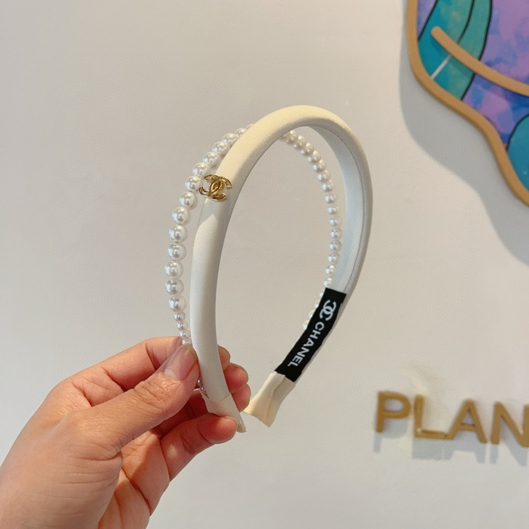 配包装
CHANEL（香奈儿）最新款小香珍珠发箍，新品巨显脸小头箍，网红爆款推荐 搭配高端双Ｃlogo 