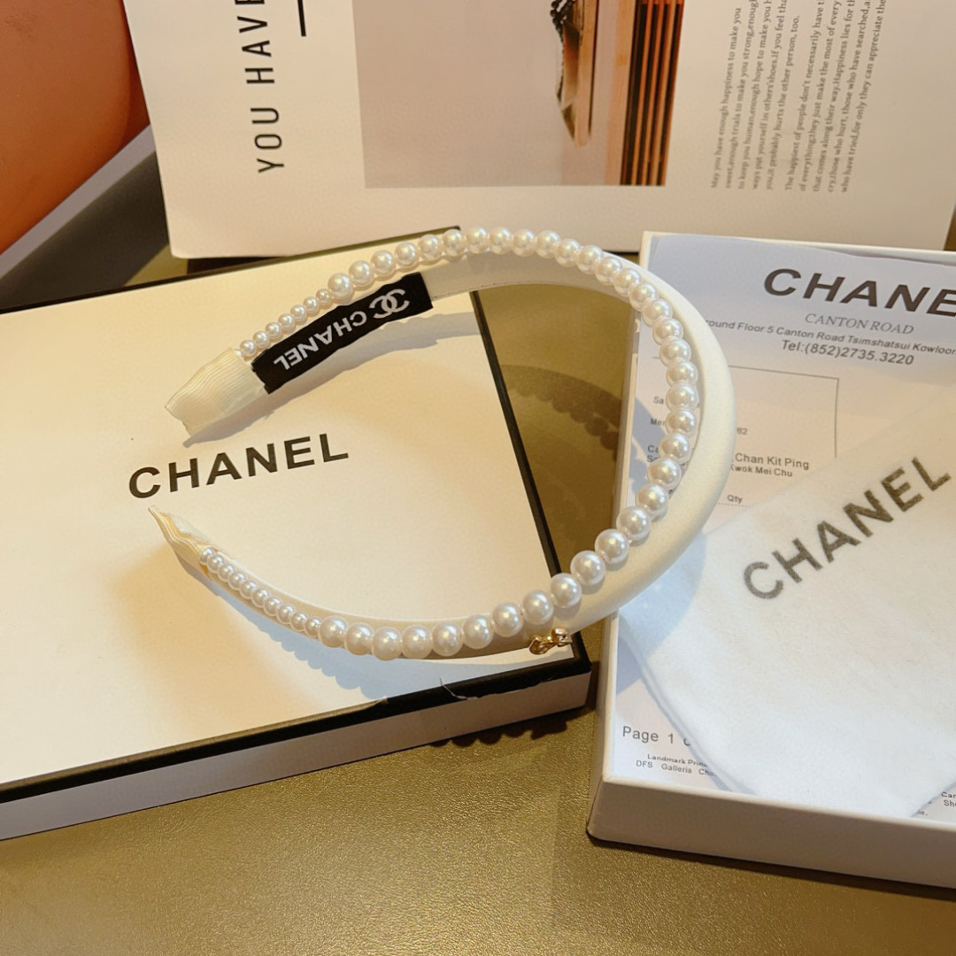 配包装
CHANEL（香奈儿）最新款小香珍珠发箍，新品巨显脸小头箍，网红爆款推荐 搭配高端双Ｃlogo 