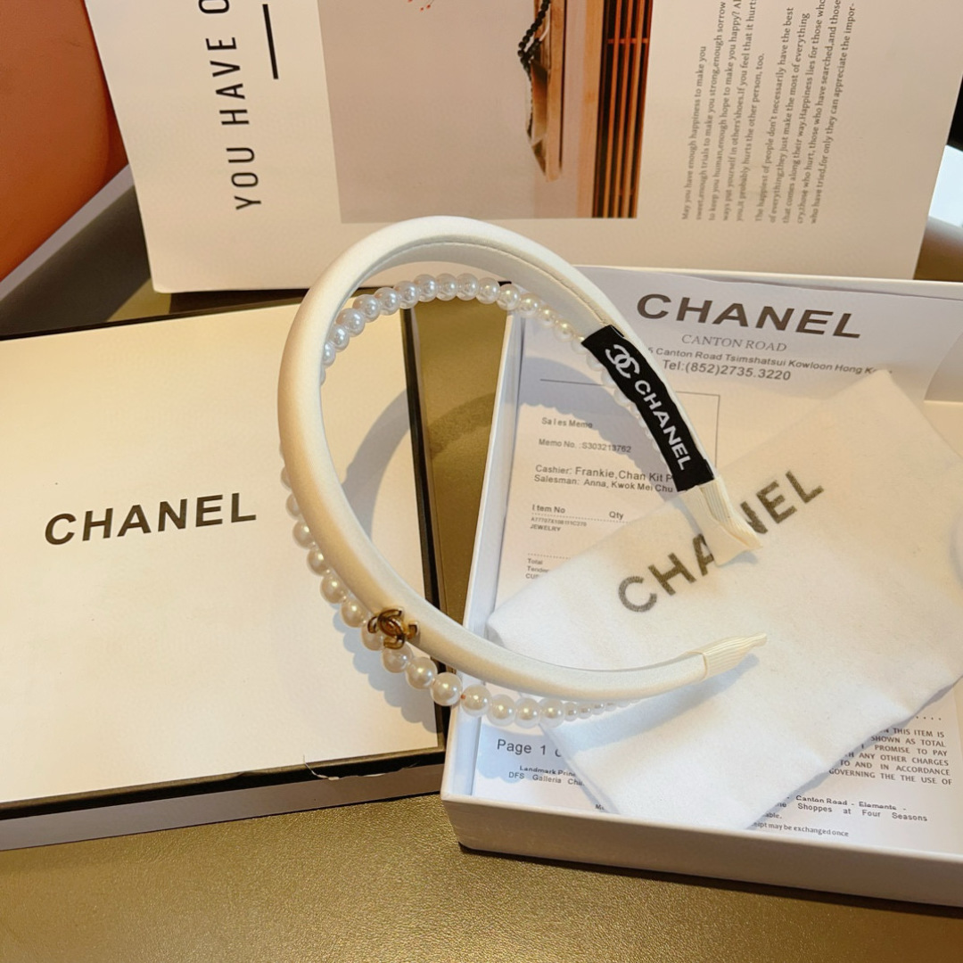 配包装
CHANEL（香奈儿）最新款小香珍珠发箍，新品巨显脸小头箍，网红爆款推荐 搭配高端双Ｃlogo 