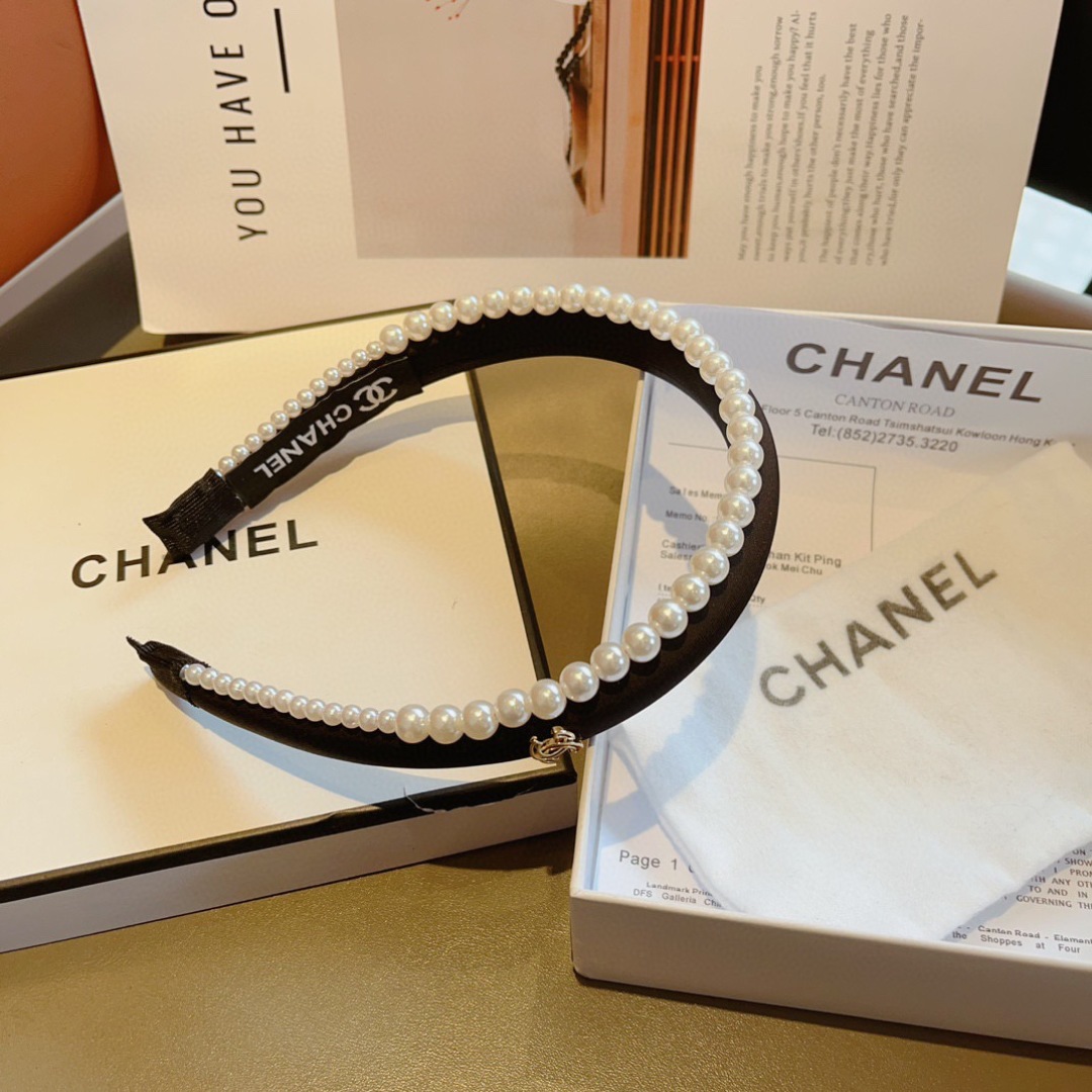 配包装
CHANEL（香奈儿）最新款小香珍珠发箍，新品巨显脸小头箍，网红爆款推荐 搭配高端双Ｃlogo 