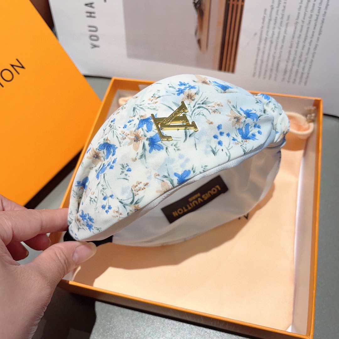 配包装
LV 路易威登 火爆新款绸面料宽版发箍，时尚头箍，专柜最最新款来袭💕时尚百搭，女神必入  ！