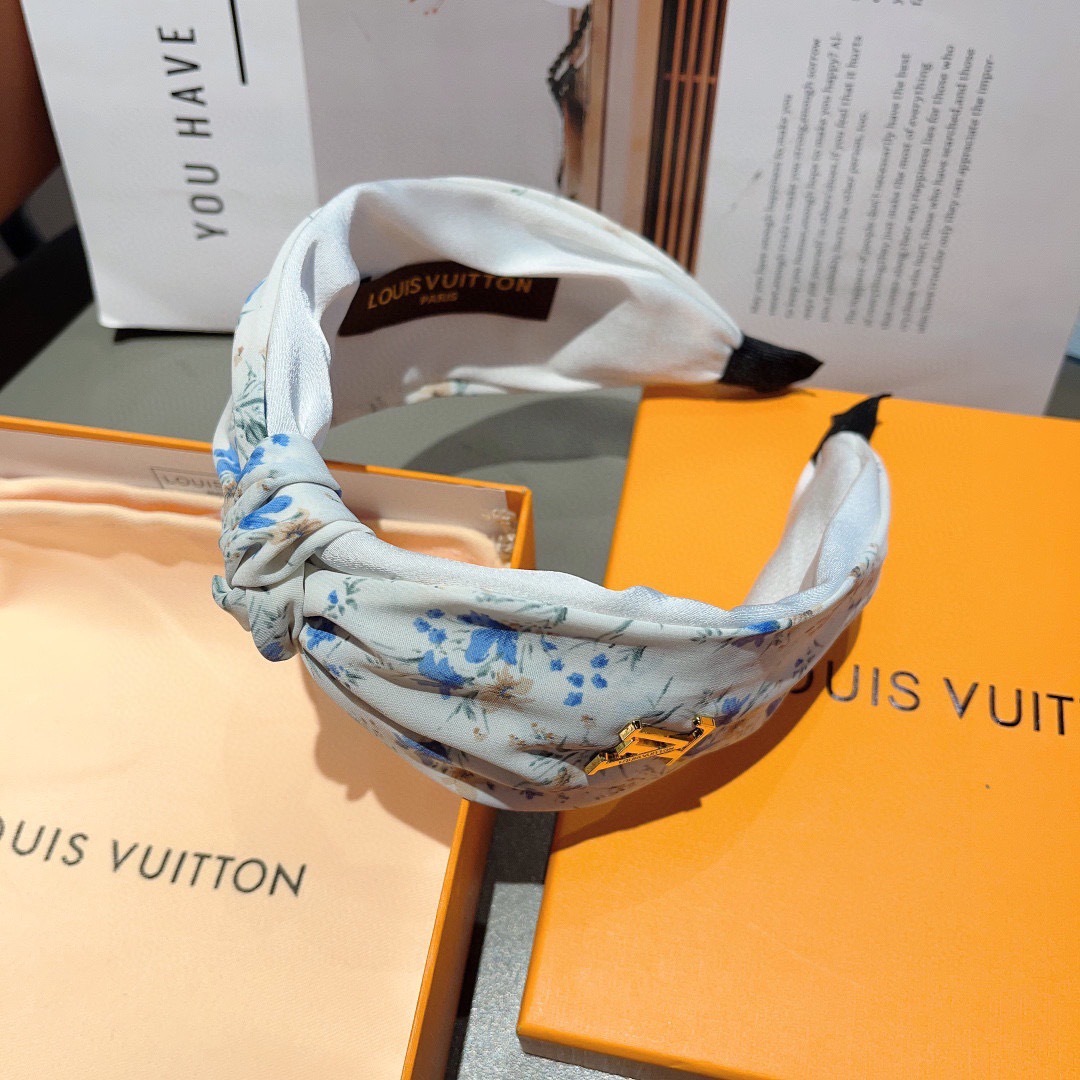 配包装
LV 路易威登 火爆新款绸面料宽版发箍，时尚头箍，专柜最最新款来袭💕时尚百搭，女神必入  ！