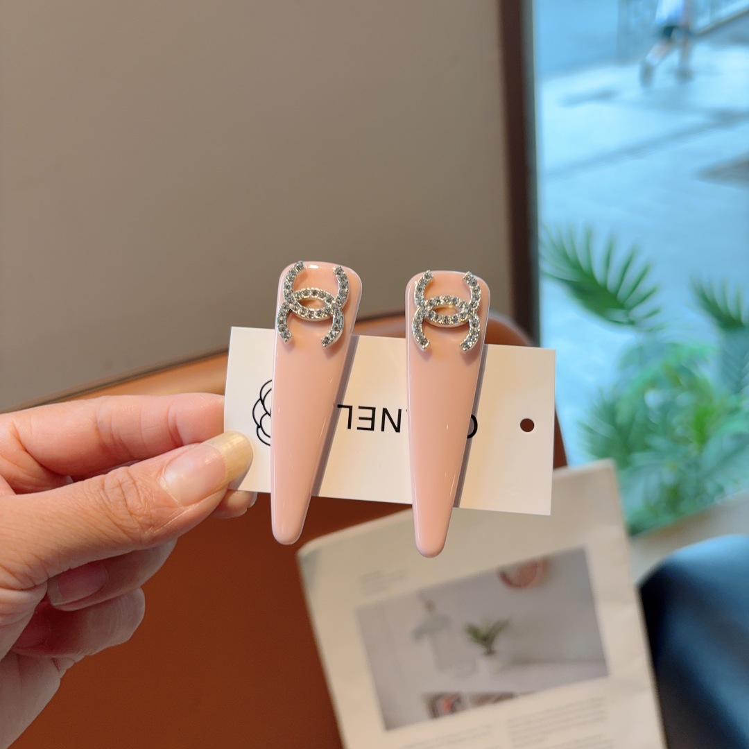 配包装 （一对）
CHANEL （香奈儿） 高端新款发夹BB夹、经典字母logo边夹刘海夹发饰， 高级感