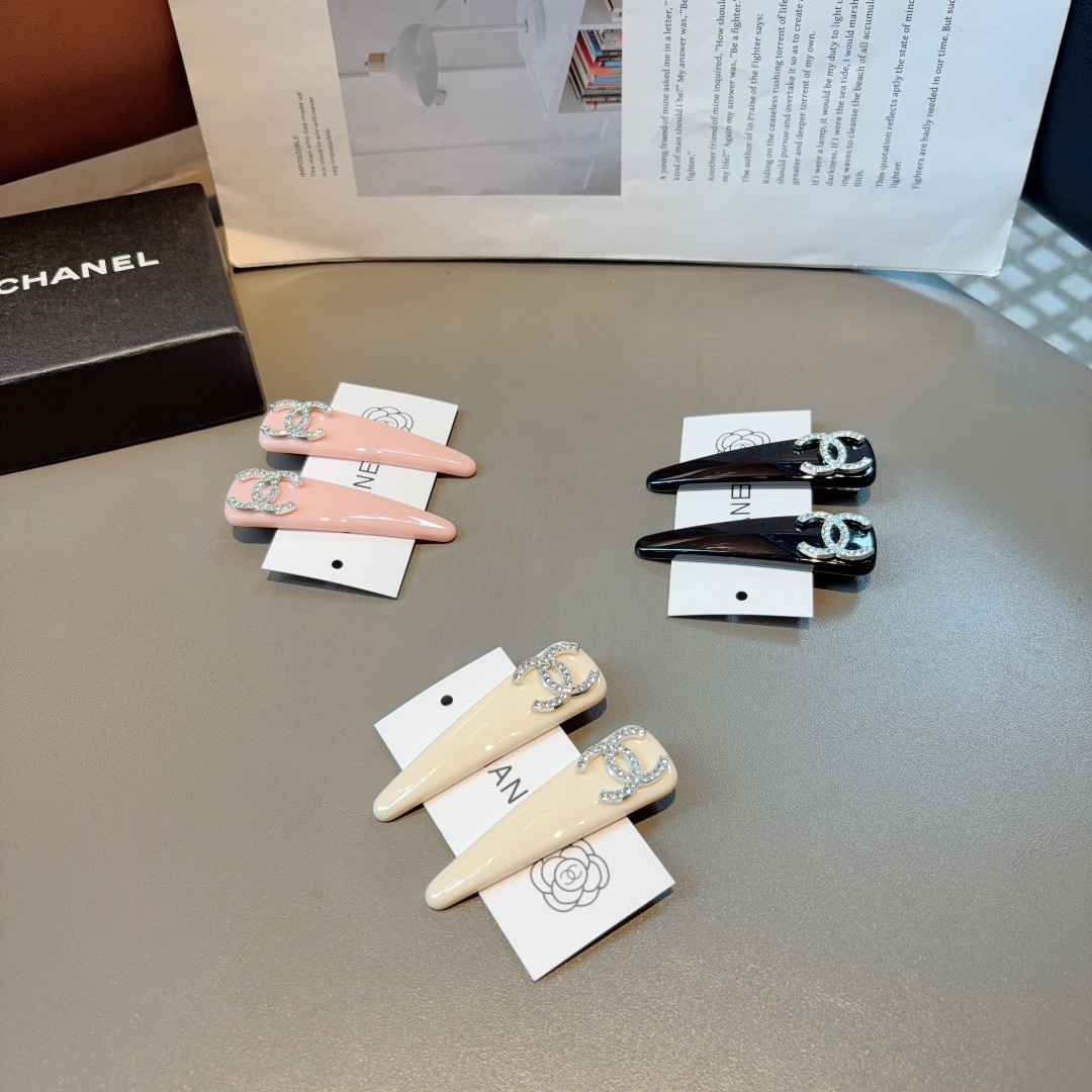 配包装 （一对）
CHANEL （香奈儿） 高端新款发夹BB夹、经典字母logo边夹刘海夹发饰， 高级感