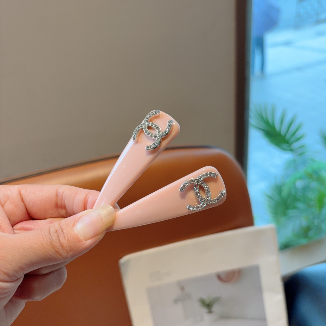 配包装 （一对）
CHANEL （香奈儿） 高端新款发夹BB夹、经典字母logo边夹刘海夹发饰， 高级感