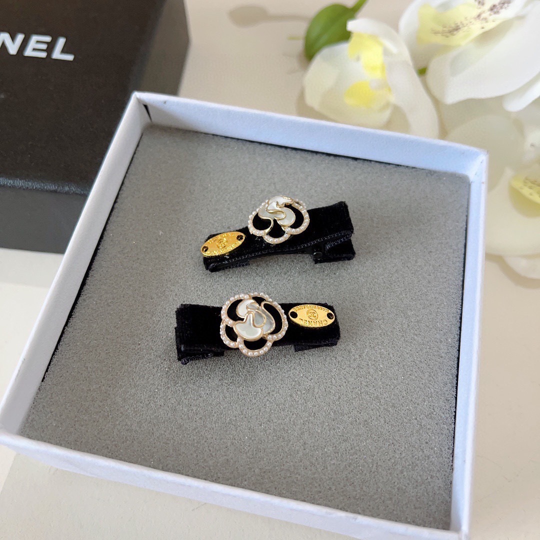 配包装 （一对）
CHANEL（香奈儿） 新款小香风山茶花BB夹、经典字母logo边夹刘海夹发饰， 高级