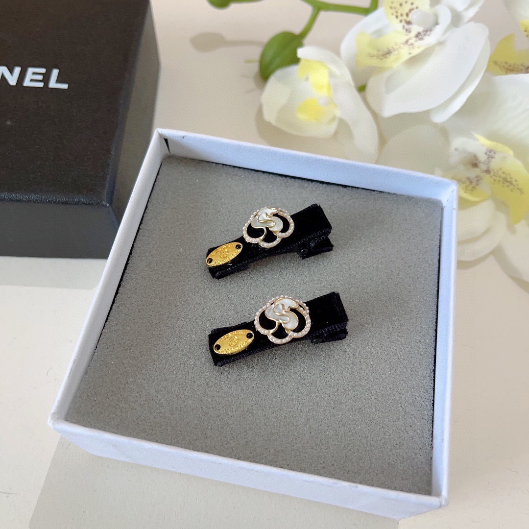 配包装 （一对）
CHANEL（香奈儿） 新款小香风山茶花BB夹、经典字母logo边夹刘海夹发饰， 高级