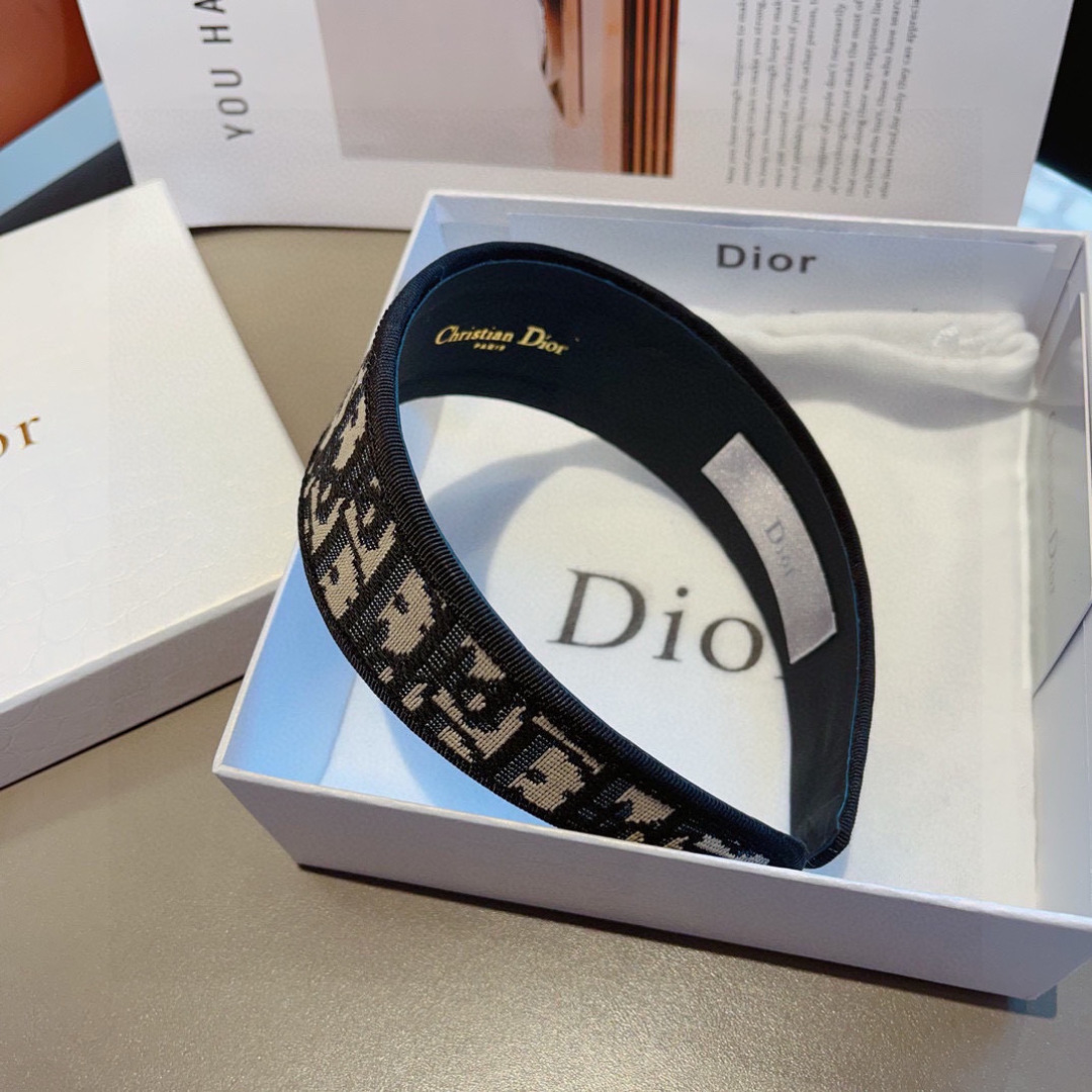 配包装
Dior（迪奥） 新款高版本D家正版刺绣发箍, 外出百搭款宽边防滑头箍、让你的魅力绽放 清新淑女