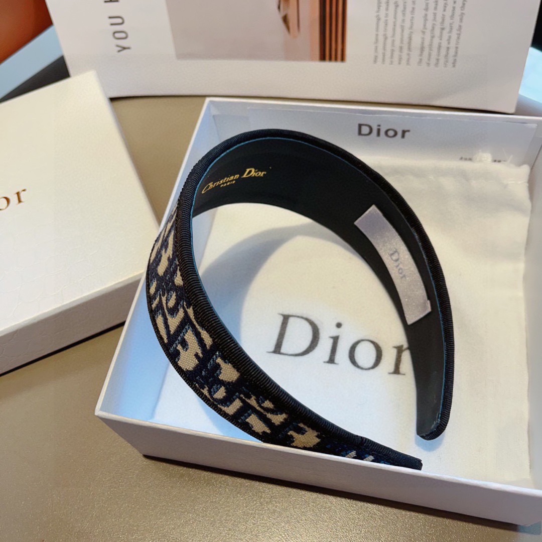 配包装
Dior（迪奥） 新款高版本D家正版刺绣发箍, 外出百搭款宽边防滑头箍、让你的魅力绽放 清新淑女