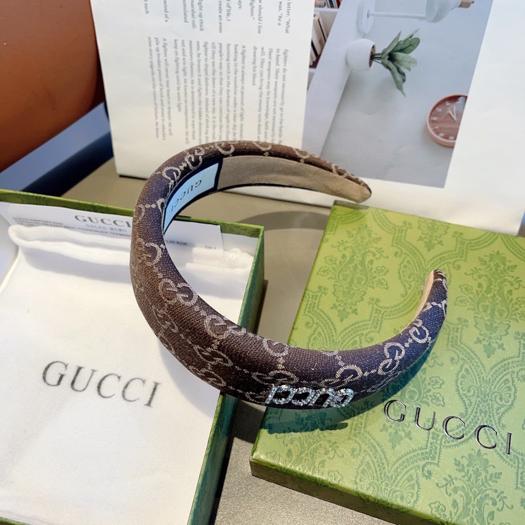配包装
Gucci古奇 网红经典新款宽版发箍,女神必备单品头箍,时尚潮流百搭款!多色出货...