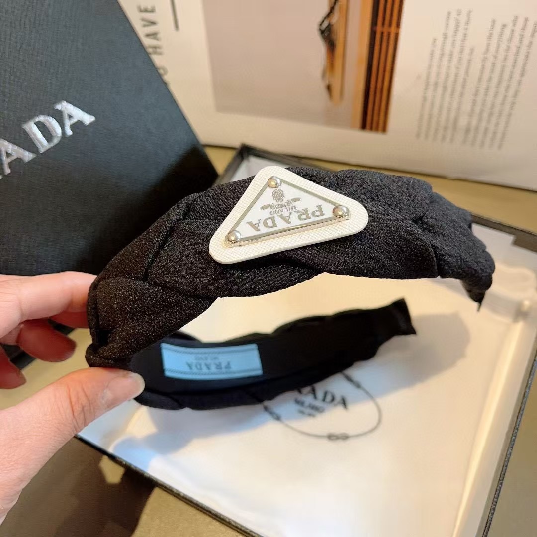 配包装
PRADA （普拉达） 倒三角新款潮流字母发箍。气质女神必备单品，非常百搭，时尚潮流， 戴上它满