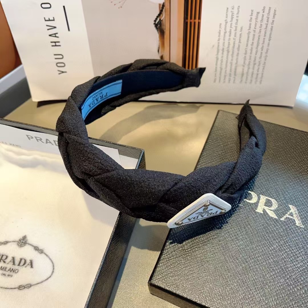 配包装
PRADA （普拉达） 倒三角新款潮流字母发箍。气质女神必备单品，非常百搭，时尚潮流， 戴上它满