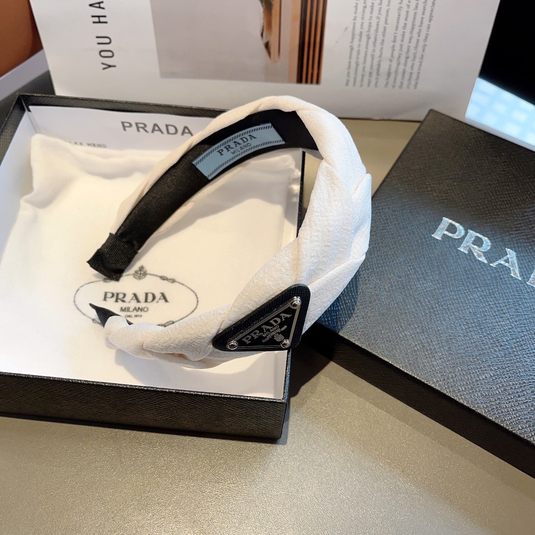 配包装
PRADA (普拉达) 倒三角新款潮流字母发箍。气质女神必备单品,非常百搭,时尚潮流, 戴上它满