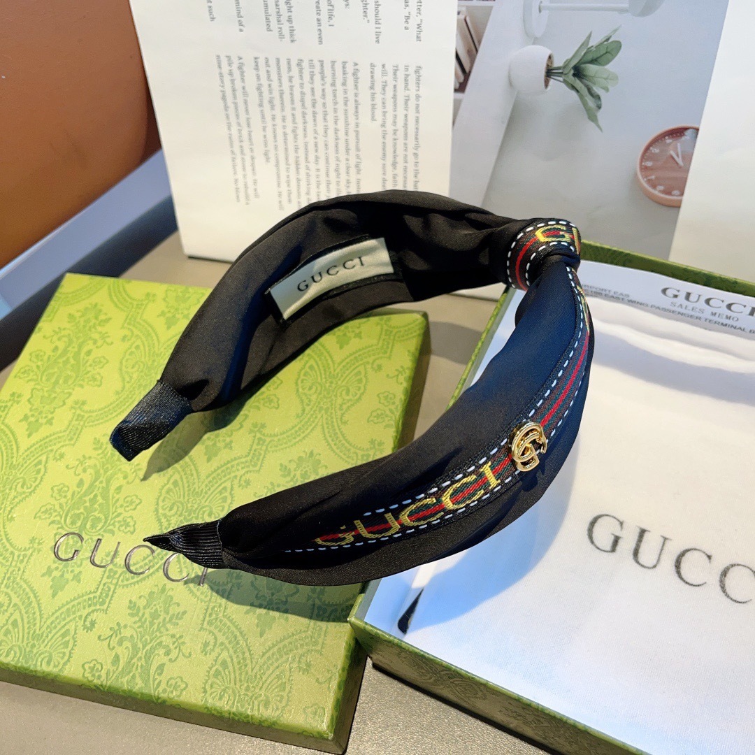 配包装
Gucci古奇 网红经典新款宽版发箍,女神必备单品头箍,非常百搭,时尚潮流休闲款!