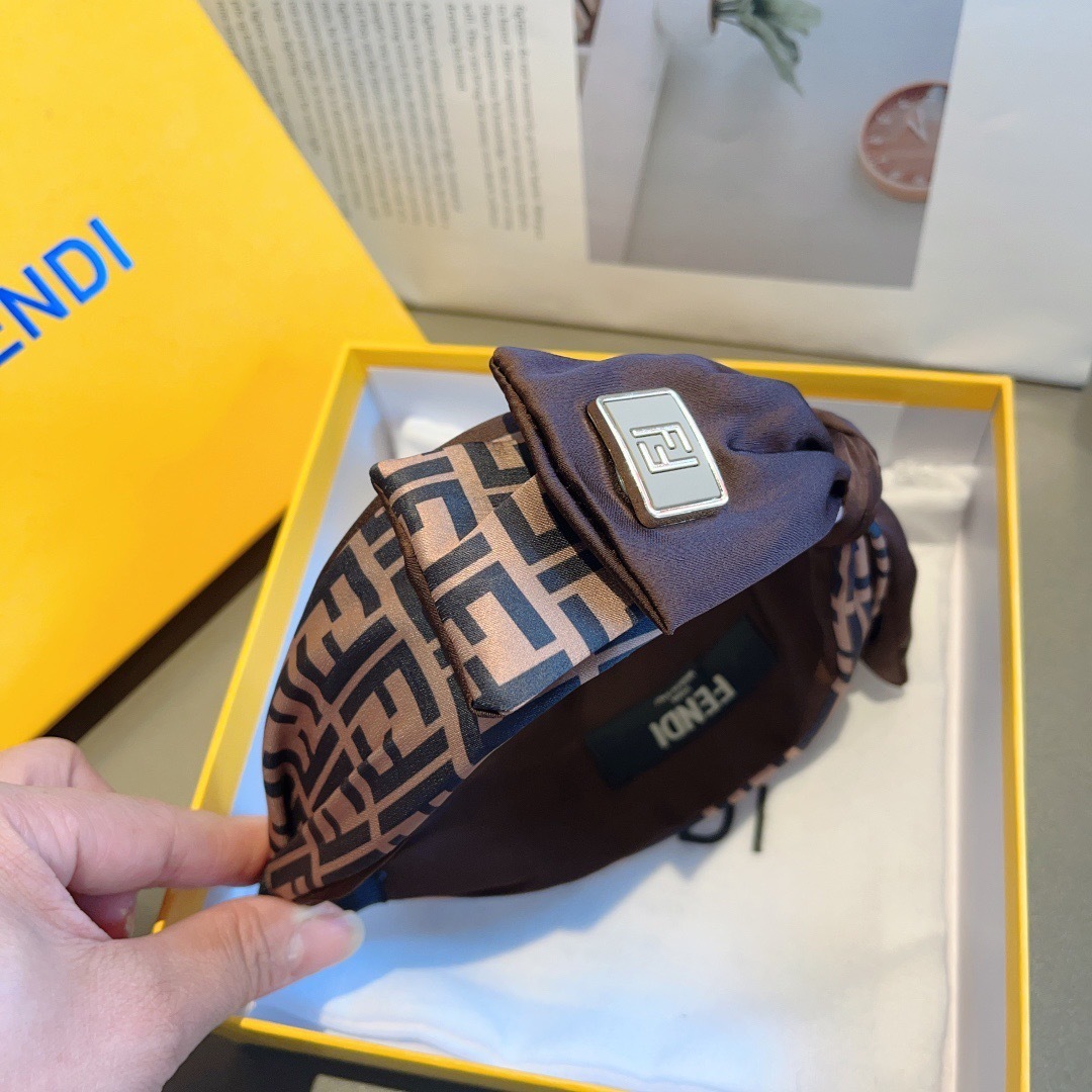 配包装
FENDI 芬迪 火爆新款蝴蝶结发箍,复古头箍,简约百搭,潮女必备品,超级的高大上!