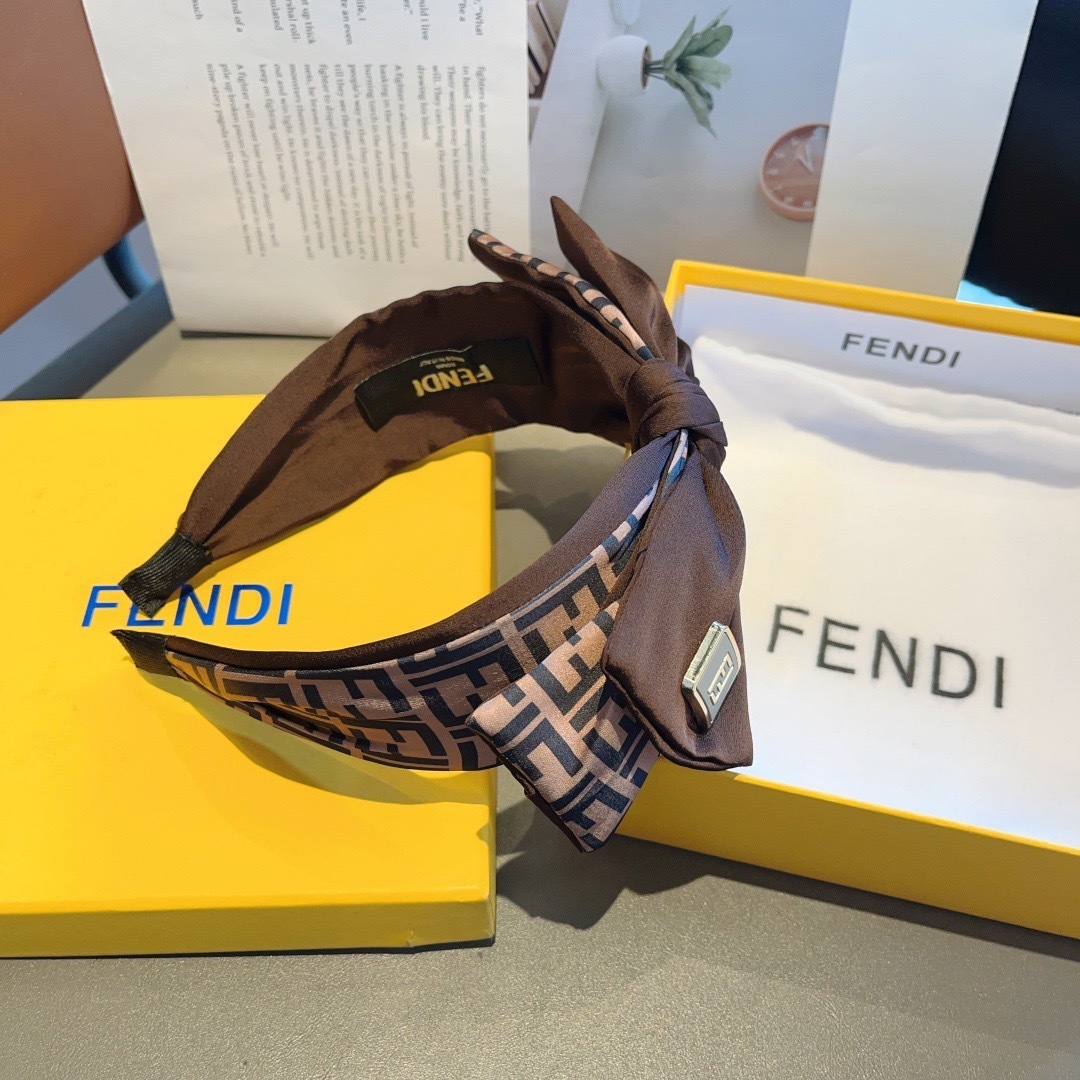 配包装
FENDI 芬迪 火爆新款蝴蝶结发箍,复古头箍,简约百搭,潮女必备品,超级的高大上!