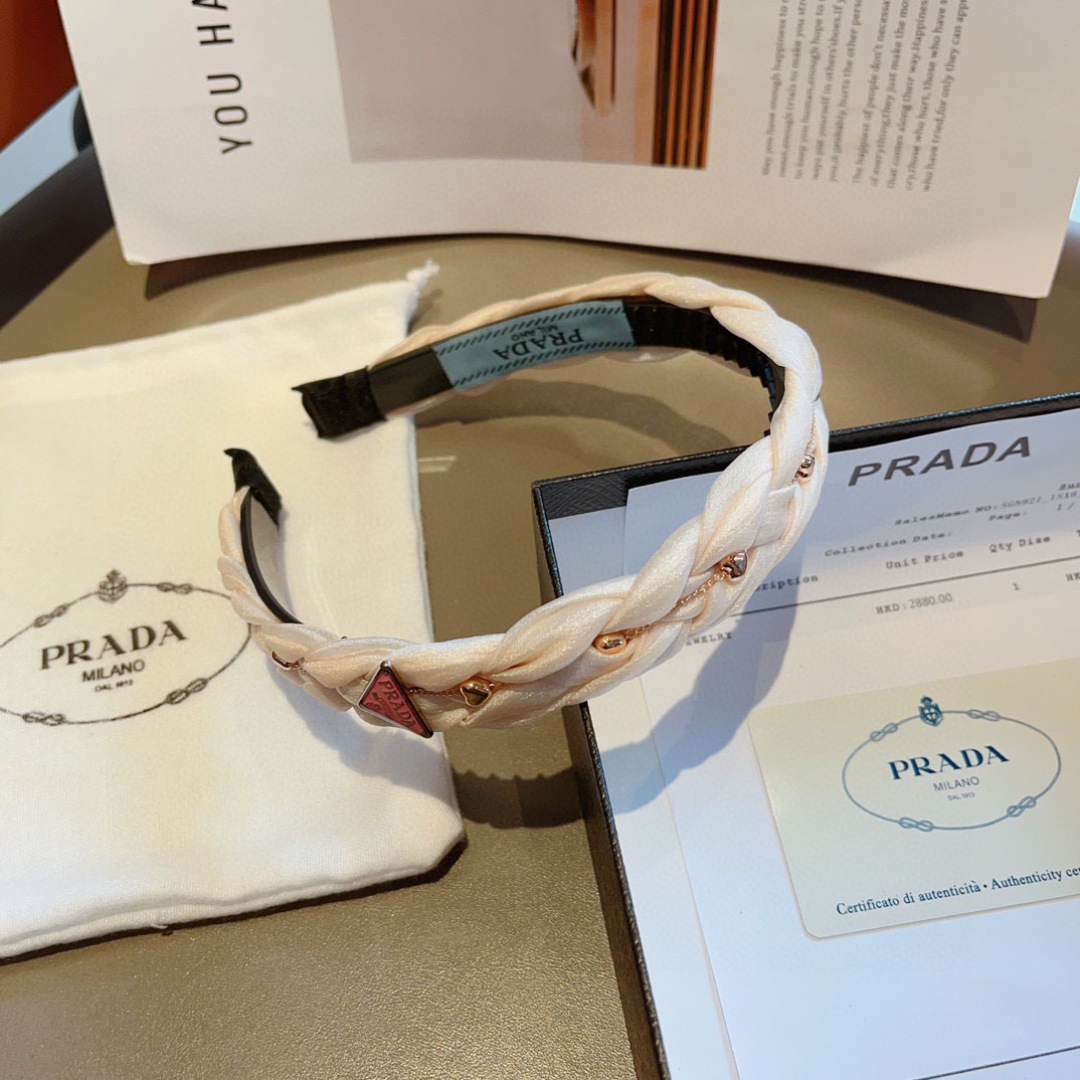配包装
PRADA （普拉达） 倒三角新款潮流字母发箍。气质女神必备单品，非常百搭，时尚潮流， 戴上它满