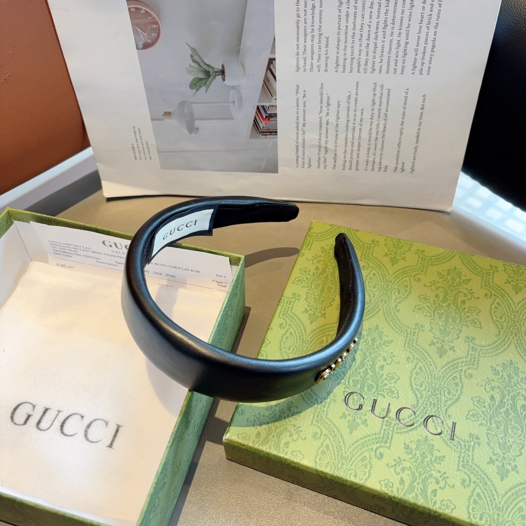 配包装
Gucci 古奇 新款时尚风羊皮发箍,欧美大牌头箍,网红最新款来袭💕时尚百搭,女神必入!